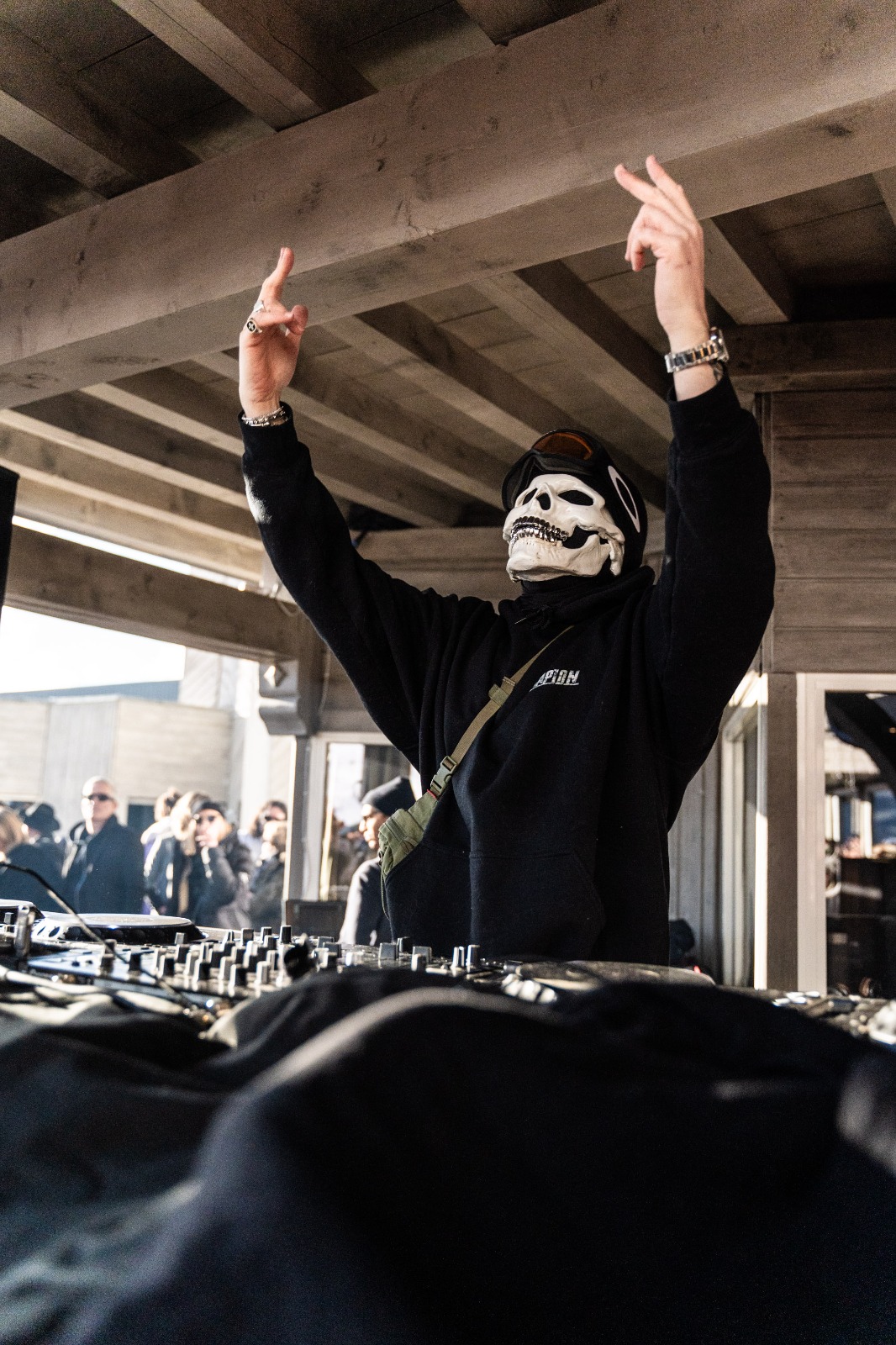 dj vladimir cauchemar sur la terrasse du Fahrenheit Seven Val Thorens