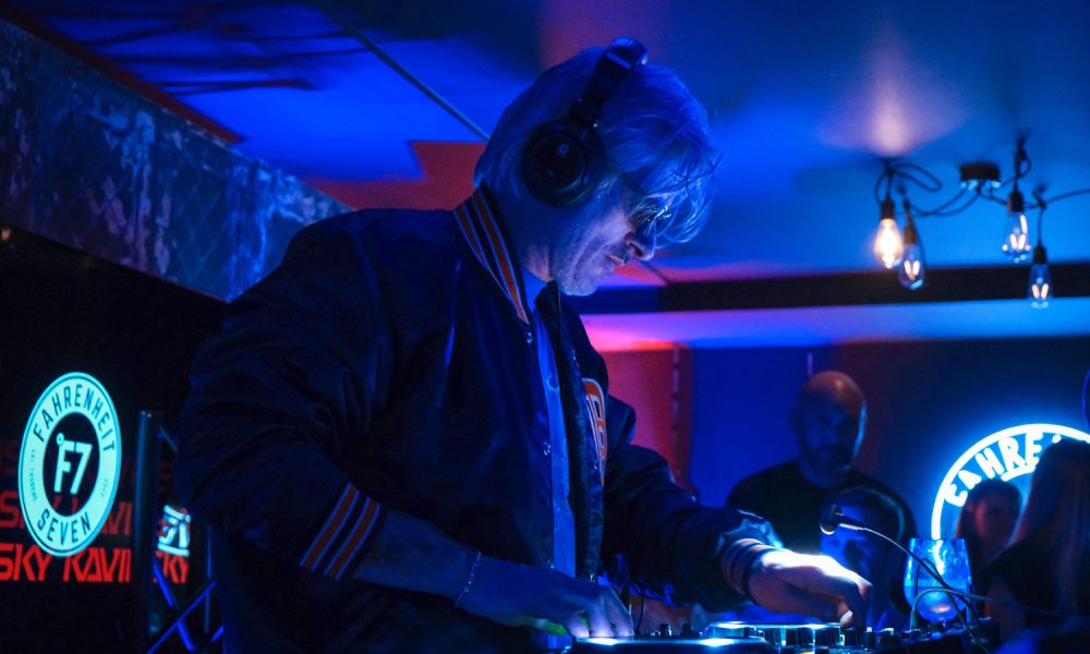 Dj Kavinsky mixant au °F7 Val Thorens