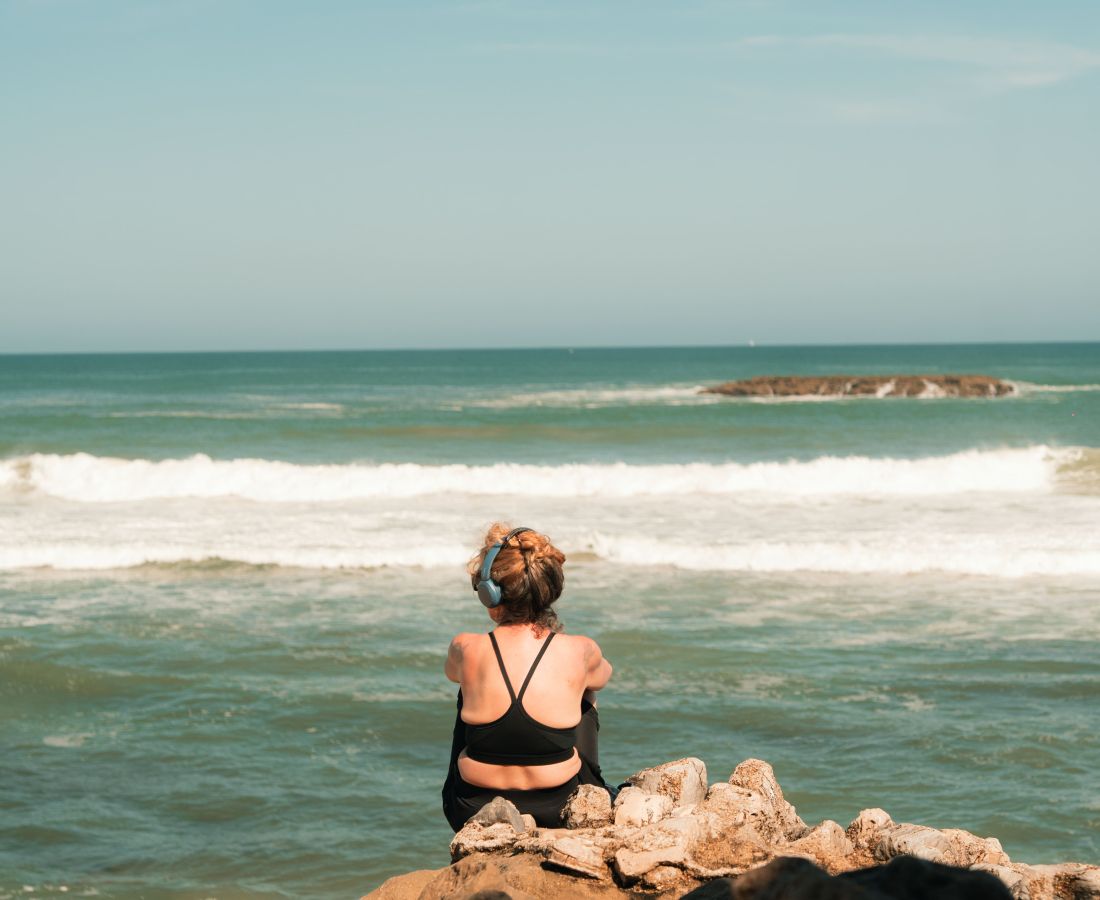 Une fille en face de la mer
